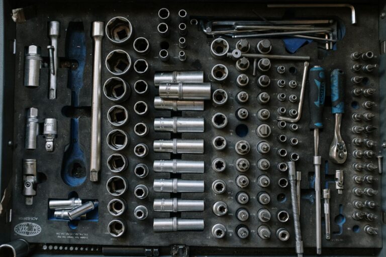 zestaw kluczy nasadowych do mechaniki samochodowej