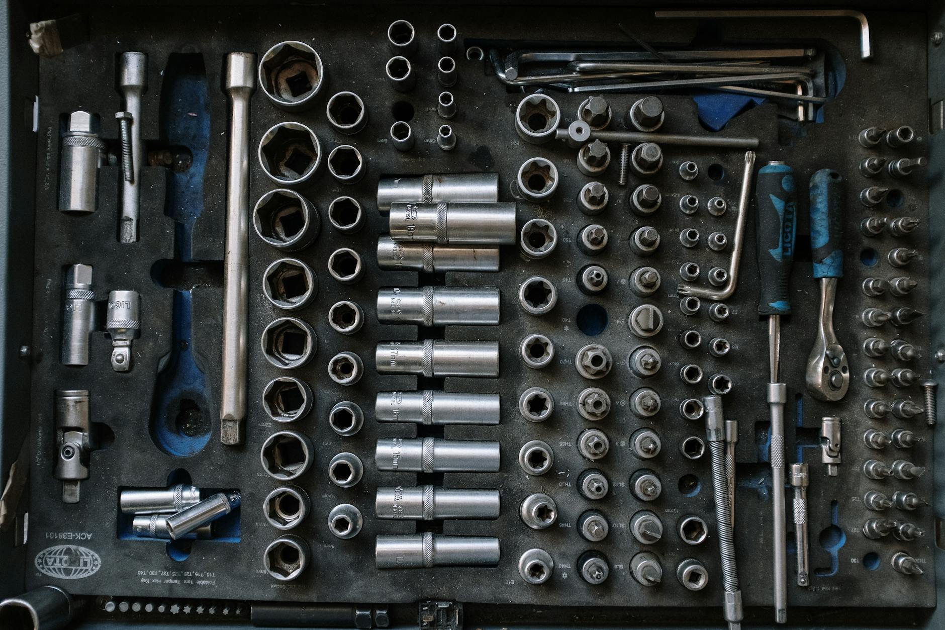 zestaw kluczy nasadowych do mechaniki samochodowej